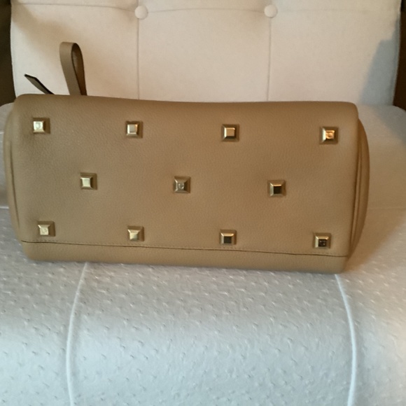 Salvatore Ferragamo Médium Studio Top Handle Bag - Picture 8 of 16